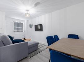 Modern Family Home Near Liverpool City，位于沃勒西的酒店