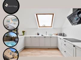 CORN FLOUR LODGE at PITKERRO MILL, 3 double bedrooms with TVs, 1 en-suite, 2 further bathrooms, fully equipped kitchen, large family dining area, FREE parking and WiFi, HOT TUB, private garden, short mid and longterm stays available with HONEYCOMB HOSTS，位于邓迪的酒店