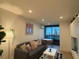 2B Nice Apt close to Market College Mel Central