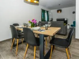 Apartment Coastal Urban Nest