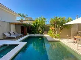 Casa com piscina, cine, churrasqueira 80m da praia