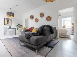 Troon Centre Seaside Retreat -Apt close to Beach Golf and Surf