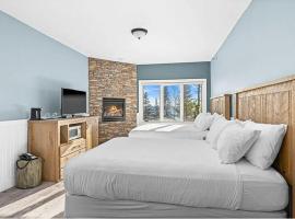 Whispering Pines Lake Views Studio 2 Queen Beds, Heated Pool and Hot Tub，位于图哈伯斯的酒店