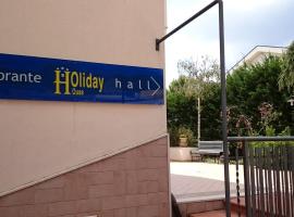 Hotel Holiday House，位于圣乔瓦尼·罗通多比约神父神社附近的酒店