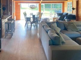 Log Cabin With Hot Tub And Fjord View，位于维堡的酒店