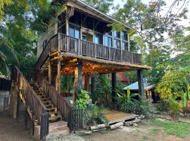 Negril Huts Enchantment - Cottages in trees with AC, ocean views, pool, Sea access，位于尼格瑞尔的酒店