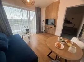 Apartament Niebieski Centrum Sarbinowo w budynku z restauracją i SPA