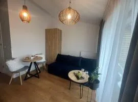 Apartament Niebieski Centrum Sarbinowo w budynku z restauracją