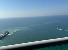 Sand And Beachfront Havens with sea view&pool&Gym&jacuzz，位于阿吉曼的酒店