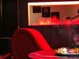 Red Room Luxury puhkemaja，位于Kooli的酒店