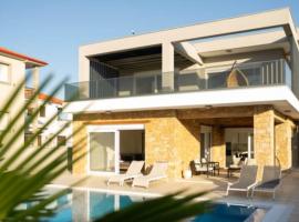 Falcone Resident，位于尼基季的带泳池的酒店