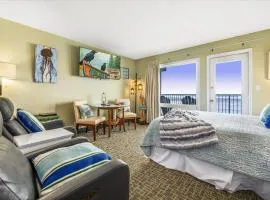 Ground Floor Queen Studio - Ocean View - Pool and Hot Tub