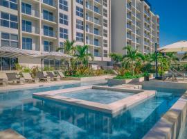 Surfside Beach Front Suites by Playa Caracol Resorts，位于蓬塔查梅的酒店
