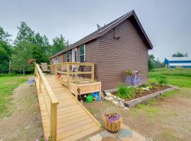 Historic Cottage on Horse Farm FirePit and BBQ，位于Milbridge的酒店