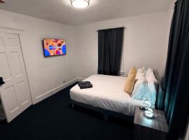 Bachi - Private Room 1 with Parking, Desk & Fast WiFi near Yale, Quinnipiac, SCSU & Hospitals，位于哈姆登的酒店