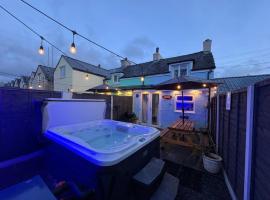 Pauls Place - Festive Cottage with Hot Tub，位于Brynsiencyn的酒店