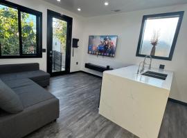 Burbank - Starlight Hills Private Luxury Guest House，位于伯班克的酒店