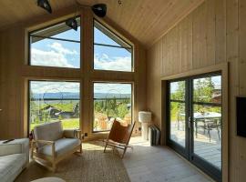 Modern Cabin With Ski-Inout Near Birken Trails，位于瑞纳的酒店