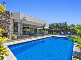 The Doggy Beach House - with Heated Pool in Pottsville
