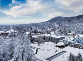 Park Poniwiec Resort，位于乌斯特龙的酒店