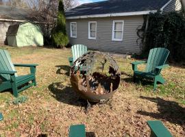 Charming Historic Riverfront Home with Garden Views near Lambertville, New Jersey，位于Titusville的酒店