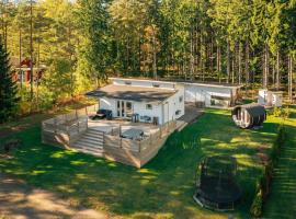 Stuga på ö / närhet till vatten，位于玛丽斯塔德的酒店