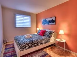 Free Parking! Montreal Comfort Value Convenience! Full Kitchen, Fast Wifi, Workspace, Smart TV!