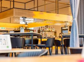 harry's home Steyr hotel & apartments，位于施泰尔的带停车场的酒店