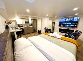 Pvt Studio Near Waterloo Airport & Minutes to Downtown Basement unit，位于基奇纳的酒店