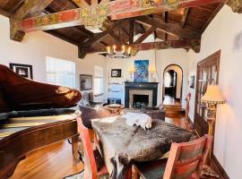 Historic Spanish Home, minutes from Everything!，位于艾达的酒店