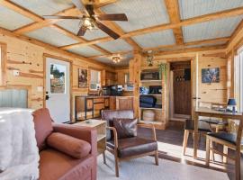 NEW! BEAR Necessities tiny home, outdoor theater!，位于Garrison的酒店