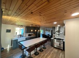 3,000 Sq Ft Historic Colonial Minutes from Okemo with Direct VAST Trail Access，位于Mount Holly的酒店