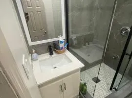 Cost Effective Stay in Core Downtown Queen-King St-Self Checkin & Free Wifi