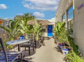 4 Mi to Palm Beach Cozy Cottage with Patio