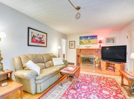 Near Trails and Wine Quiet Blue Ridge Highlands，位于Stuart的酒店