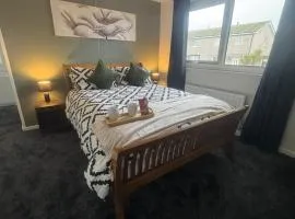 West Lakes 3 Bedroom - Sleeps 5 - Self Check In - Fully Furnished House