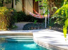 Cuatro Vientos Lodge & Apartments - Mal País, Costa Rica，位于圣塔特蕾莎海滩的酒店