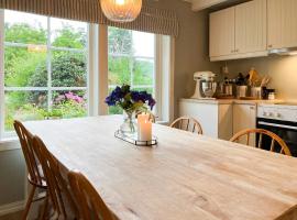 Hyggelig Gård Nær Bergen Med Spabad，位于Hjelmås的酒店