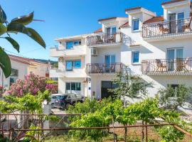 Apartments by the sea Slatine, Ciovo - 24266，位于斯拉汀的自助式住宿