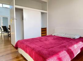 Room #2, 12km to Melb CBD, 20mins to Melb Airport, Parking Onsite，位于阳光海岸的酒店