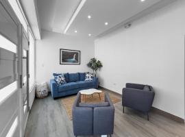 Comfy Modern Apt With Parking n Generator in Manati，位于马纳蒂的酒店