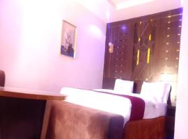 Portsmouth Villa Hotel & Suites，位于Onitsha的酒店