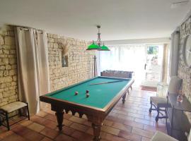 Gîte des Trois Coeurs, 4-8pers, charme ancien et salle de jeux，位于Xambes的酒店
