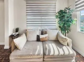 Vibrant 2 BR Apartment Minutes from the Beach
