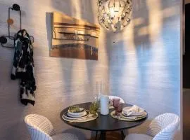 Luxury Art & Chromotherapy Apt-Hospital District5