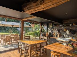 Artist's Hawkhurst Home with Heated Pool & Sauna，位于霍克赫斯特的酒店