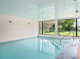 The County Haus - Indoor Pool & Finnish Sauna，位于West Lake的带泳池的酒店