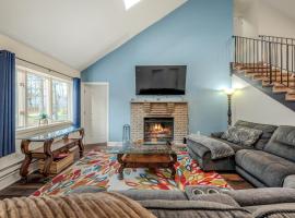 4BR Retreat with Hot Tub and Resort Style Amenities，位于托比汉纳的酒店