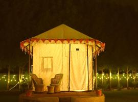 Kala kutir Tent & farm stay，位于阿格拉的酒店