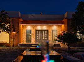 Private Oasis In Barka Gardens, playgrounds & Pools, perfect family Gateway，位于Murayjāt的酒店